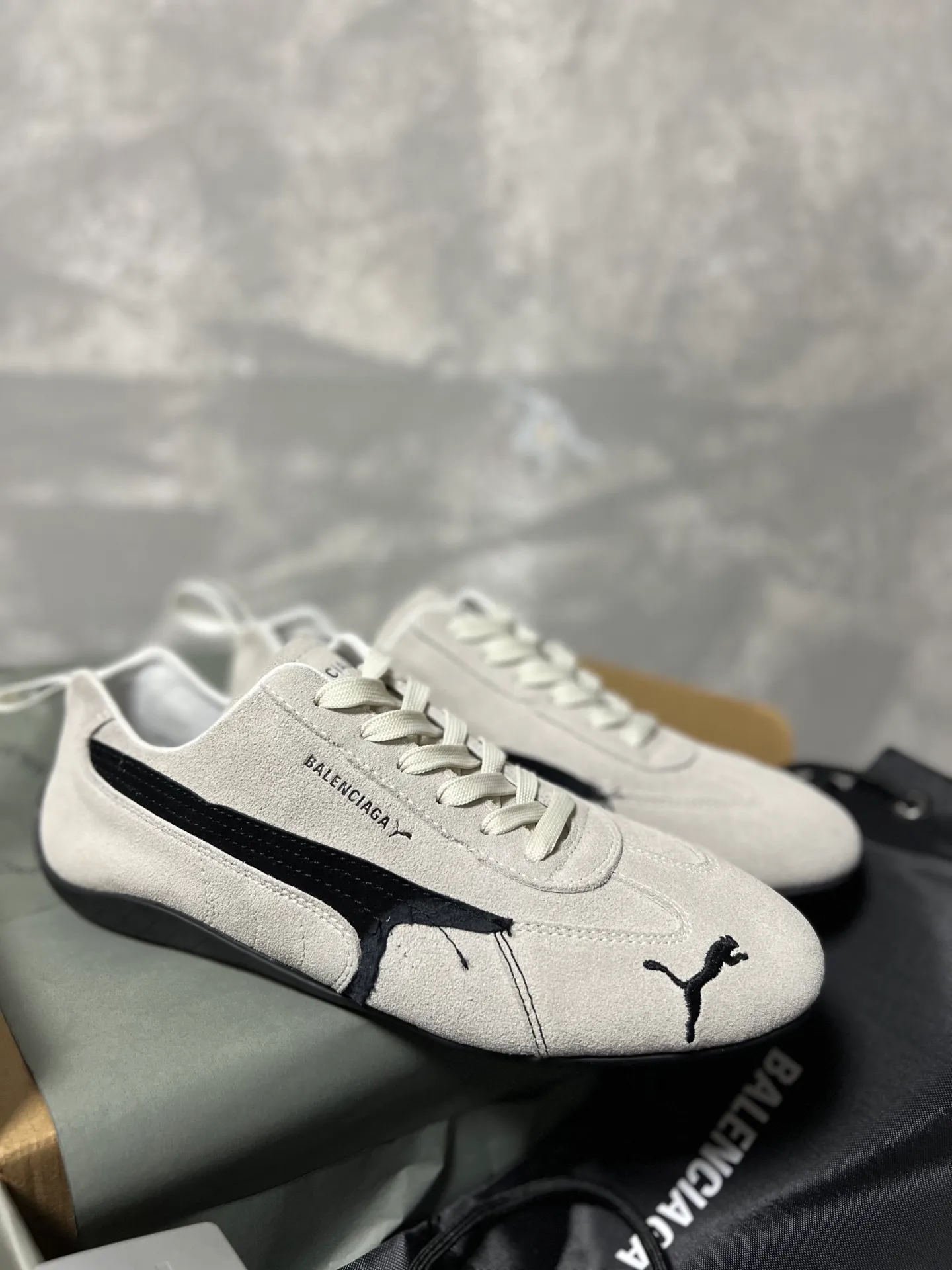 👟👟Ex-factory price 480👟👟 PUMA co-branded Balenciaga: Who knows! This pair of distressed and war-damaged Speedcats are so good-looking. The thin-soled sneakers have been upgraded to 2.0, which destroys the aesthetics of the street. More than half of the classic PUMA stripes on the side of the shoes have been "violently torn". The distressed treatment has a sense of ruined art, and it becomes the focus of the street in seconds! Hot stamping double logo + gold foil size mark on the heel, the details give a high-end feel Code number: 35-44 (45 customized)